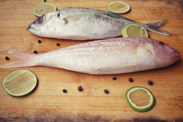 Peixe cru fresco, limão e pimenta — Fotografia de Stock