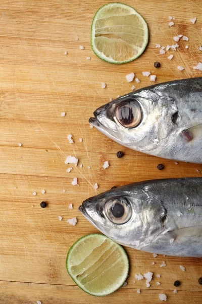 Taze çiğ balık, limon, tuz ve biber — Stok fotoğraf