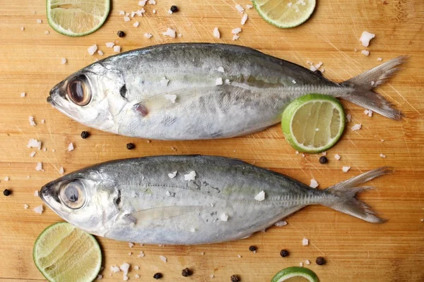 Peixe cru fresco, limão, sal e pimenta — Fotografia de Stock