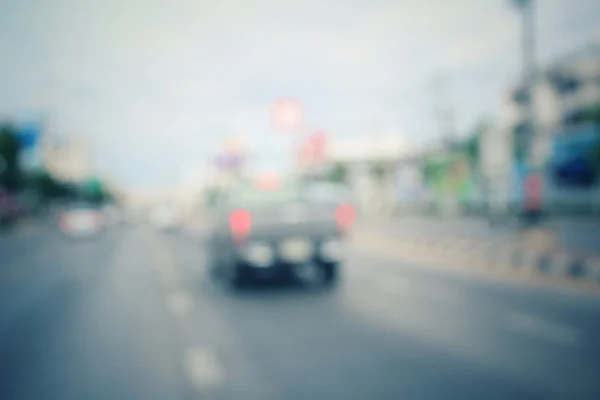 道路上の車のせいで — ストック写真