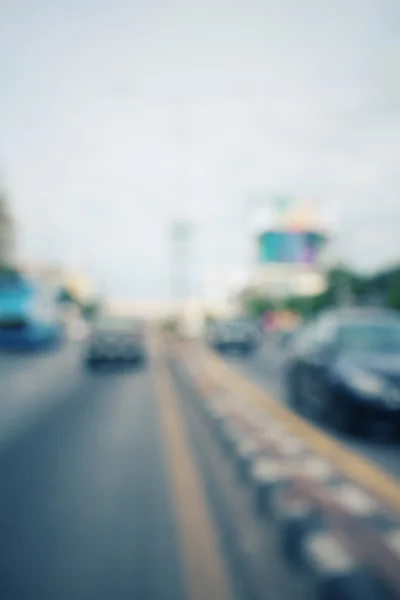 道路上の車のせいで — ストック写真