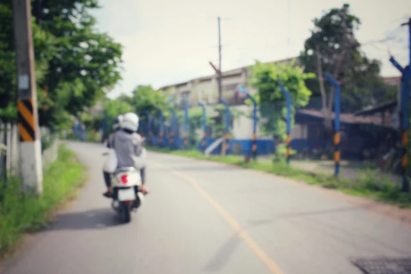 Размытый мотоцикл на дороге — стоковое фото
