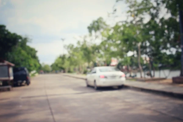 道路上の車のせいで — ストック写真