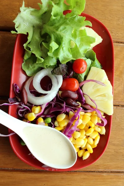 Свежий салат с майонезом — стоковое фото