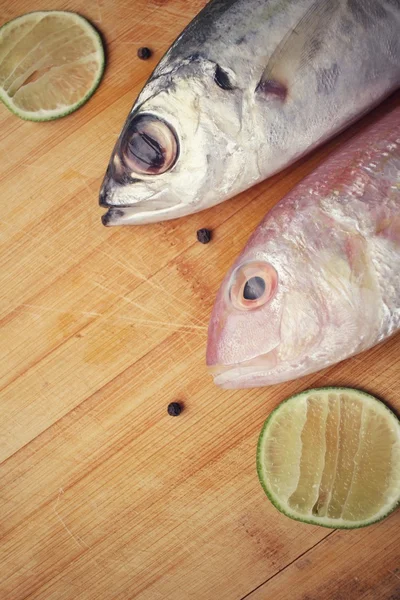 Pesce crudo fresco, limone e pepe — Foto Stock
