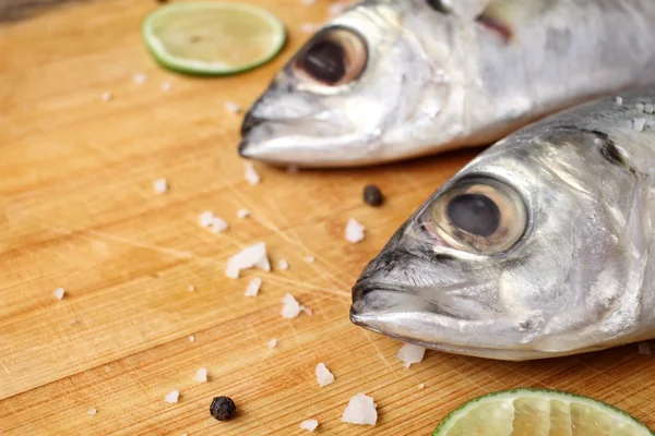 Färsk rå fisk, citron, salt och peppar — Stockfoto