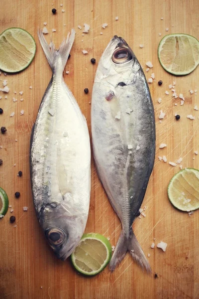Peixe cru fresco, limão, sal e pimenta — Fotografia de Stock