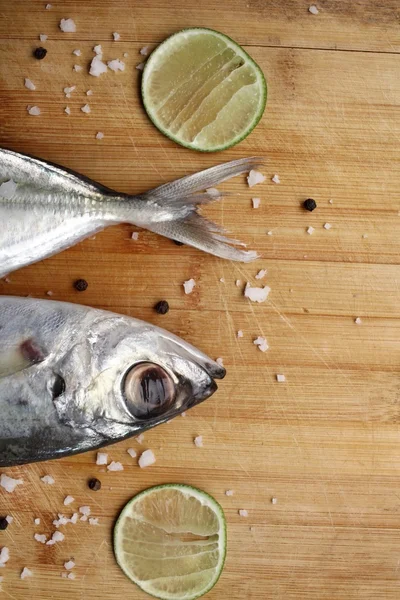 Pesce fresco crudo, limone, sale e pepe — Foto Stock