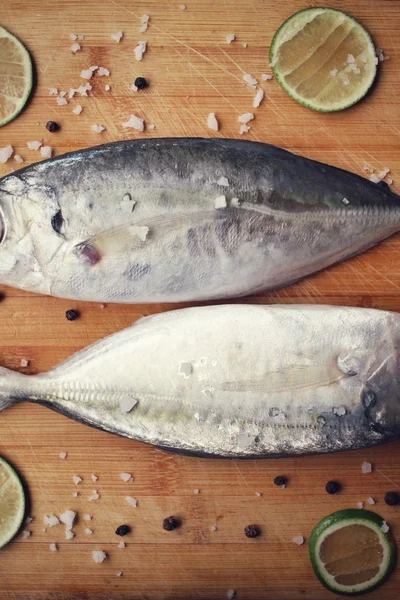 Taze çiğ balık, limon, tuz ve biber — Stok fotoğraf