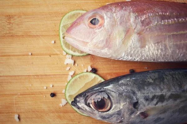 Färsk rå fisk, citron, salt och peppar — Stockfoto