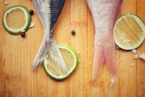 Taze çiğ balık, limon, tuz ve biber — Stok fotoğraf