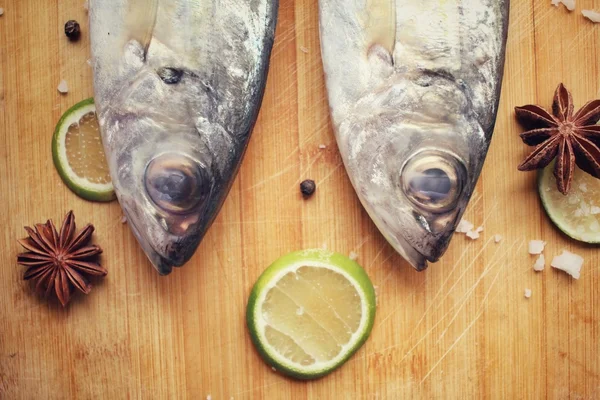 Taze çiğ balık, limon, tuz, Yıldız anason ve biber — Stok fotoğraf