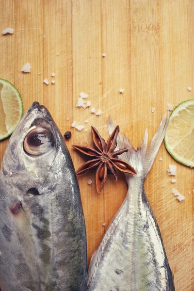 Peixe cru fresco, limão, sal, anis estrelado e pimenta — Fotografia de Stock