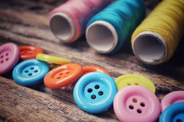 Botões de costura coloridos com fio — Fotografia de Stock