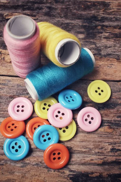 실로 다채로운 바느질 단추 — 스톡 사진