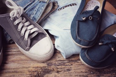 Spor ayakkabı çift kot pantolon ile