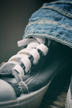 Spor ayakkabı jeans ile