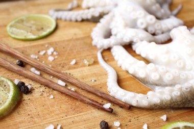 Taze ahtapot yemek limon tuz ve biber