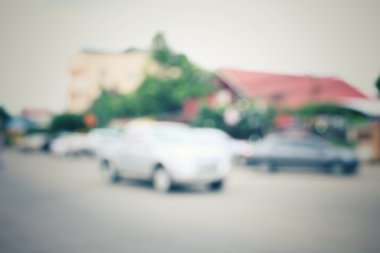 Yoldaki araba bulanık.