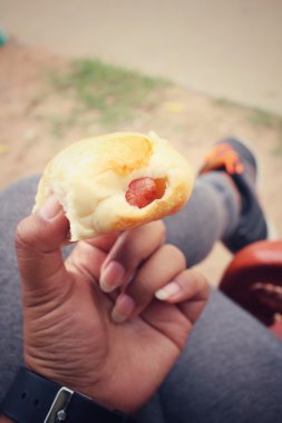 Fast food sosisli sandviç el ile