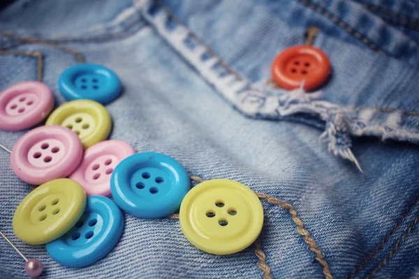 Красочные кнопки для шитья на джинсах — стоковое фото
