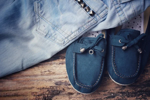 Sneakers met jeans — Stockfoto