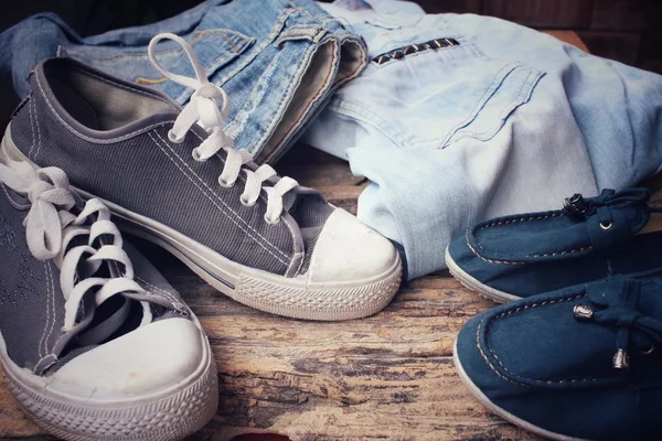 Casal de tênis com jeans — Fotografia de Stock