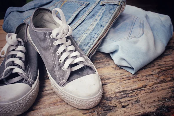 Sneakers med jeans — Stockfoto