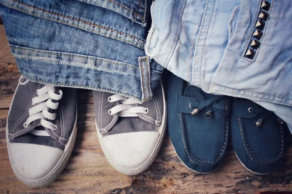 Кросівки пара з джинсами — стокове фото