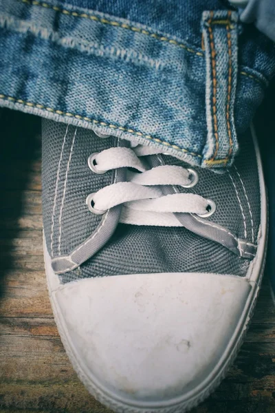 Spor ayakkabı jeans ile