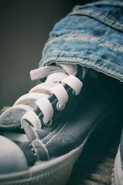 Spor ayakkabı jeans ile