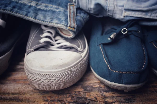 牛仔裤运动鞋夫妇 — 图库照片
