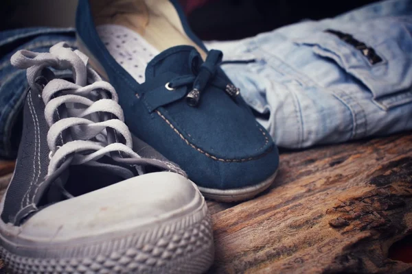 Zapatillas pareja con jeans —  Fotos de Stock