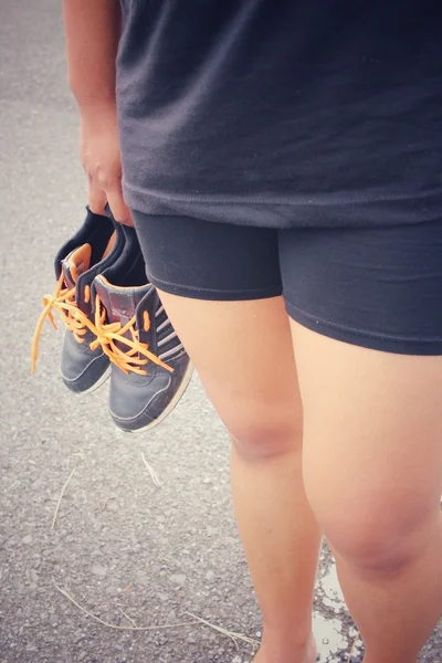 Mulher com sapatos esportivos — Fotografia de Stock