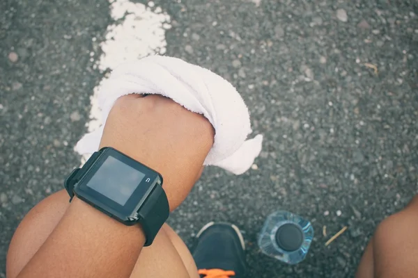 Selfie de smartwatch água bebida e toalha . — Fotografia de Stock
