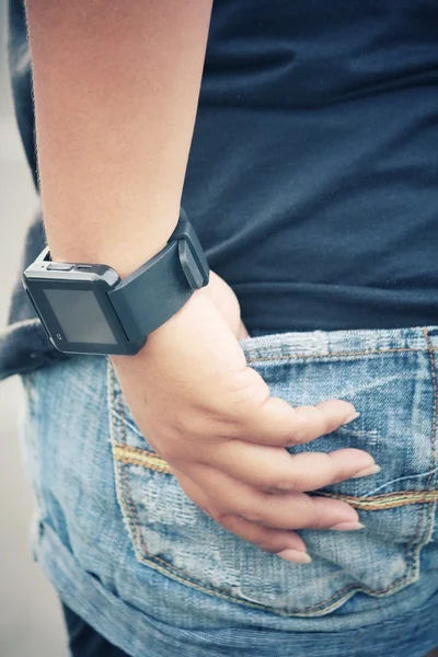 Smartwatch na mão com bolso de jeans — Fotografia de Stock