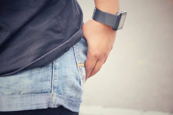 Smartwatch na mão com bolso de jeans — Fotografia de Stock