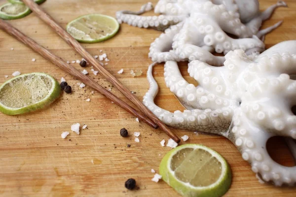 Polvo fresco alimento limão sal e pimenta — Fotografia de Stock