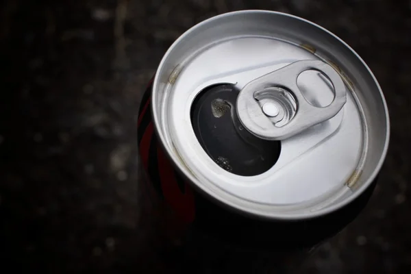 Aluminum can with hand — Stock Photo, Image