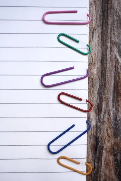 Aantekeningen op papier met kleurrijke paperclips — Stockfoto