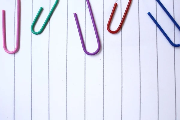 Aantekeningen op papier met kleurrijke paperclips — Stockfoto