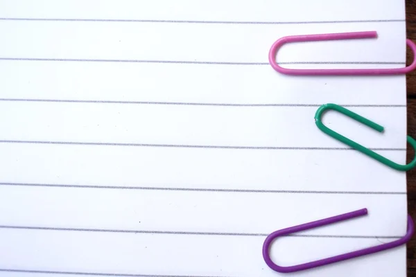 Lappar med färgglada papper clips — Stockfoto