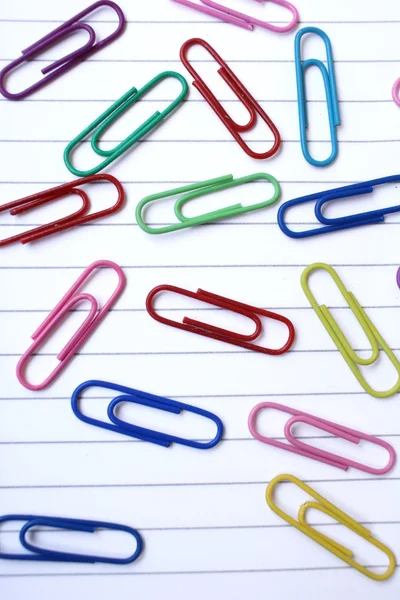 Aantekeningen op papier met kleurrijke paperclips — Stockfoto