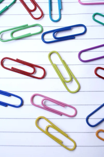 Aantekeningen op papier met kleurrijke paperclips — Stockfoto