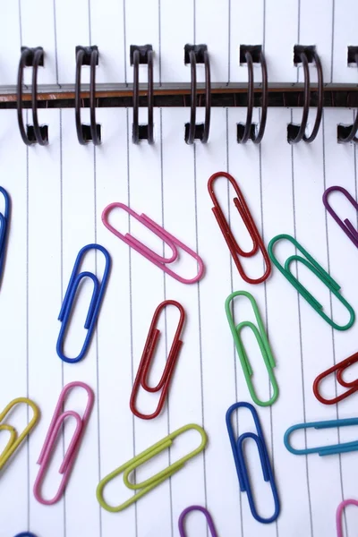 Aantekeningen op papier met kleurrijke paperclips — Stockfoto