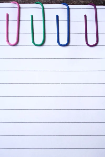 Notas de papel con clips de papel coloridos — Foto de Stock