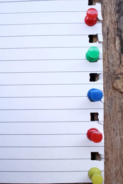 Notas de papel com alfinetes coloridos — Fotografia de Stock