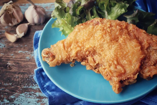 Fried chicken with garlic — Stock Photo, Image