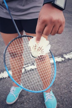 Genç kadın oyuncu badminton