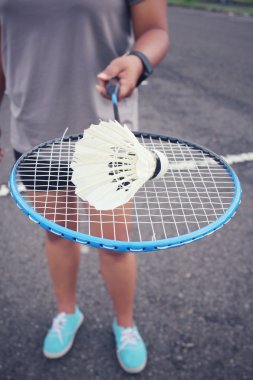 Genç kadın oyuncu badminton